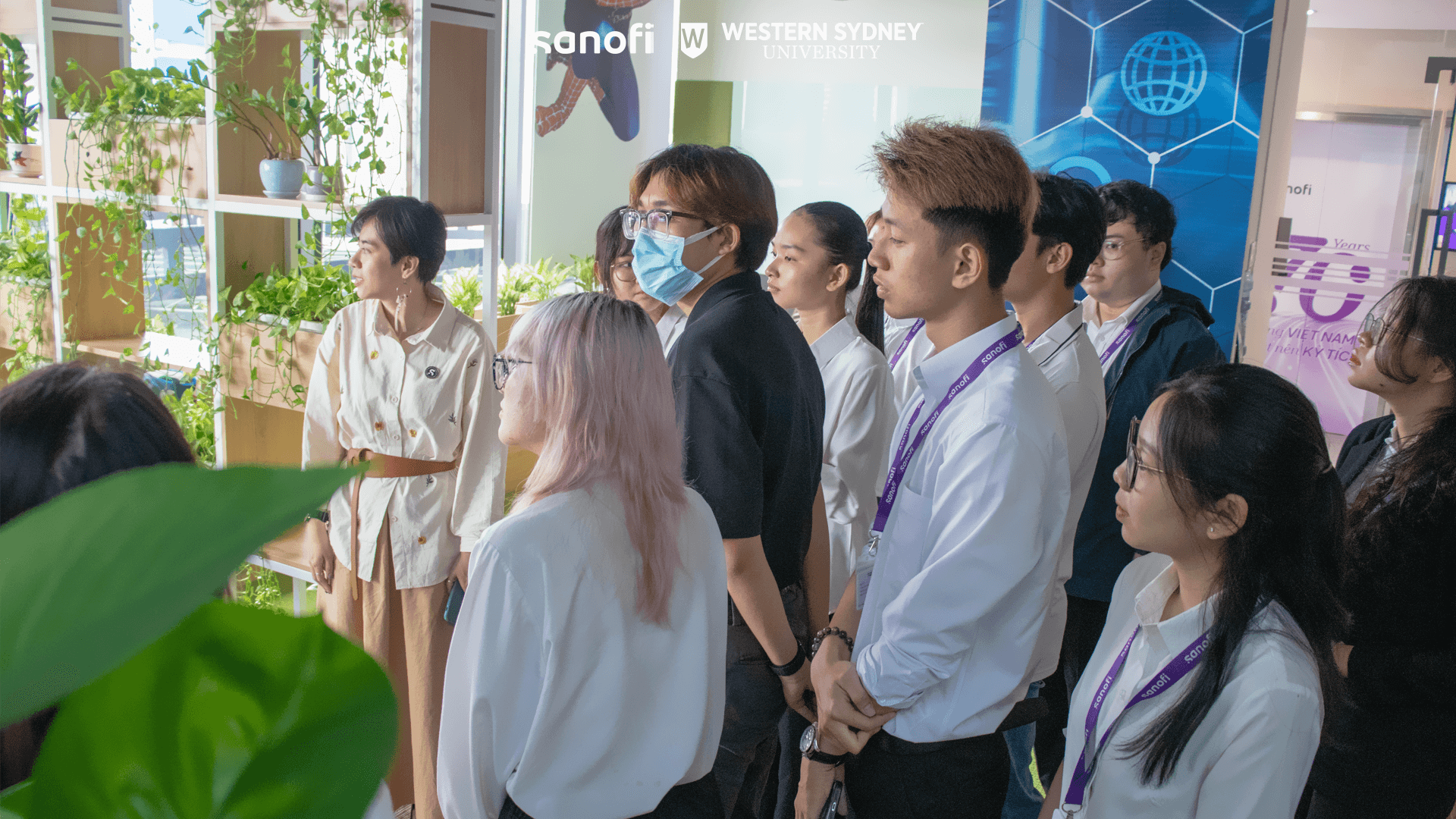 Sau phiên chia sẻ, sinh viên được hướng dẫn tham quan các khu vực văn phòng Sanofi. “Office Tour” này cũng được dẫn dắt bởi chị Anh Thư và chị Thanh Vân.