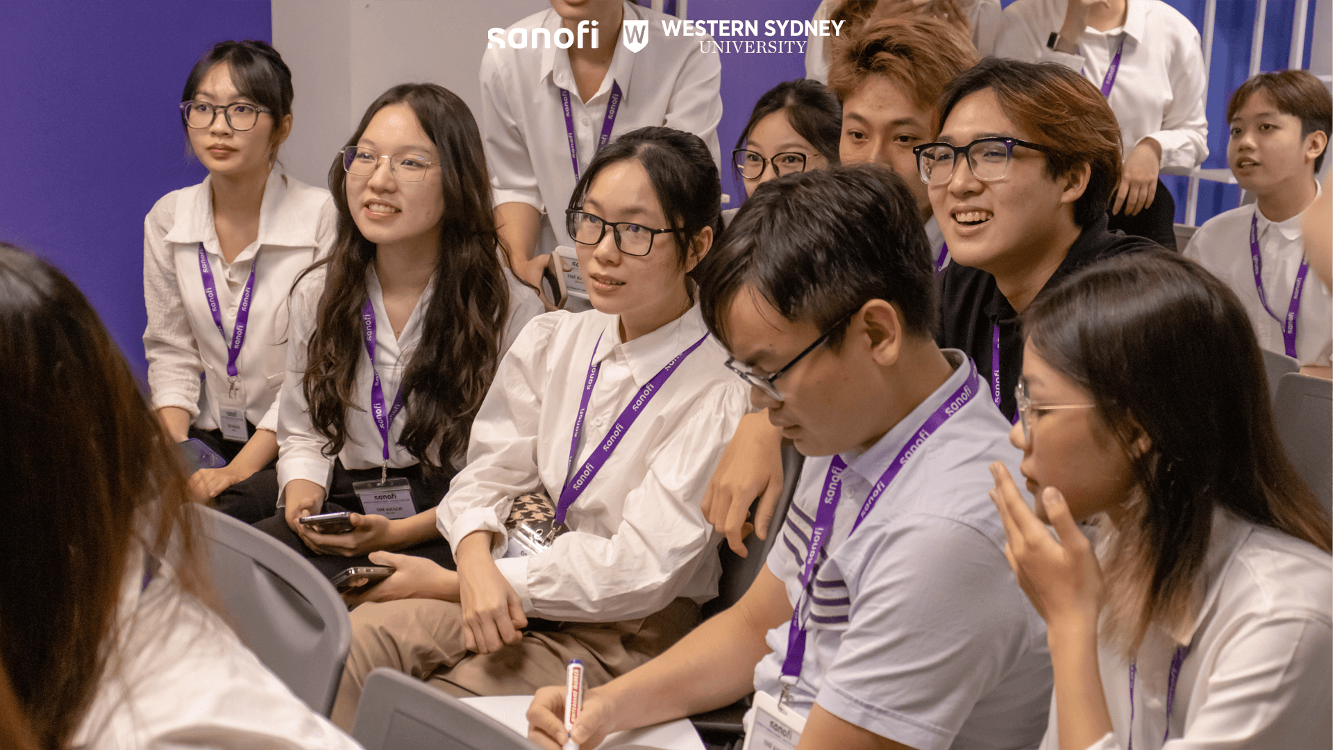 Sinh viên lắng nghe chia sẻ về môi trường làm việc tại Sanofi Việt Nam