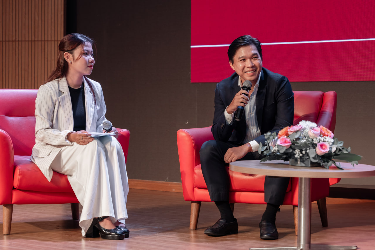 Diễn Giả Võ Duy Anh Dũng, Director of Retail Business tại BIC Bank, khuyến khích sinh viên thể hiện góc nhìn mới mẻ và học nhìn sáng tạo khi networking. 