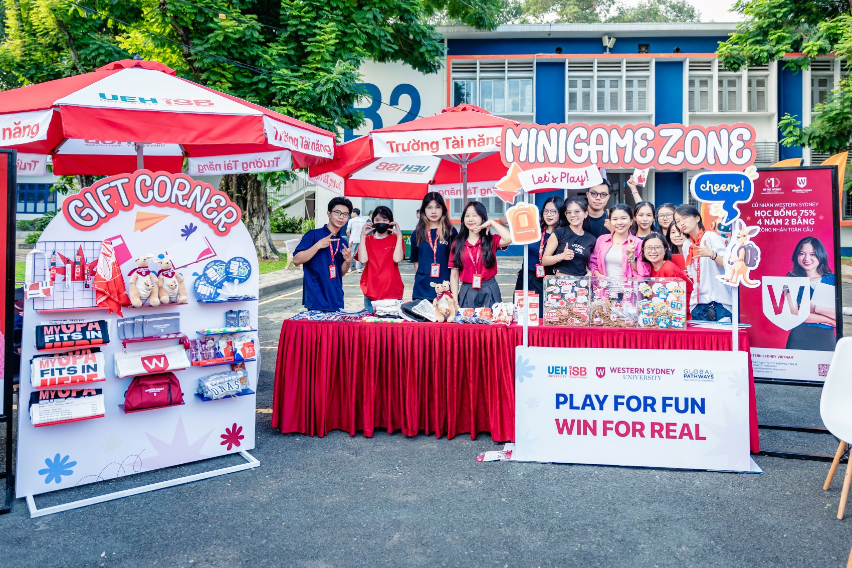 Toàn cảnh gian hàng tổ chức minigame rực rỡ sắc màu trong khuôn viên ngày hội