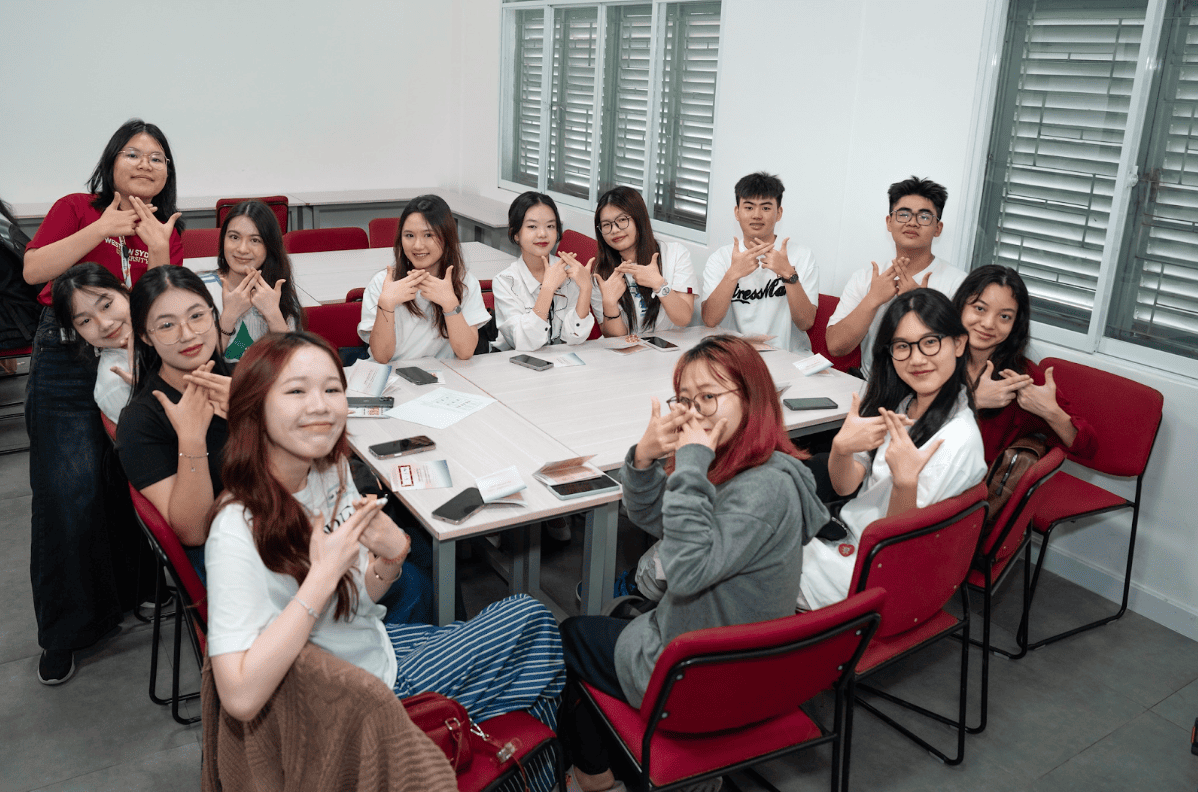 Nhóm Buddy gồm các Tân sinh viên và anh/chị sinh viên khóa trên cùng tham gia hoạt động giao lưu trong khuôn khổ Welcome Week 2025 