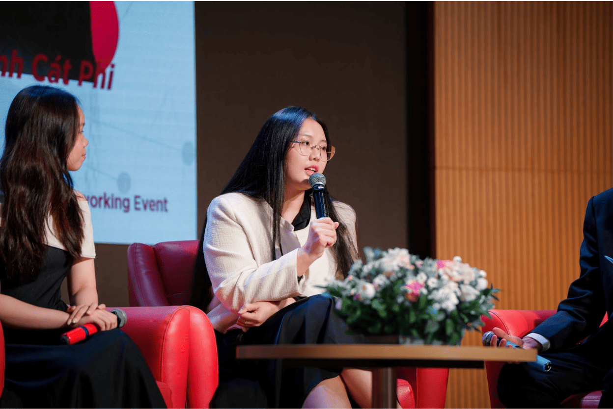 Chị Lê Huỳnh Cát Phi, Customer Success Manager tại HyperVerge Company chia sẻ tại sự kiện.