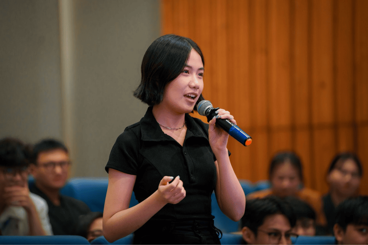 Sinh viên WSU hào hứng đặt câu hỏi cho diễn giải tại Professional Careers Networking Event 