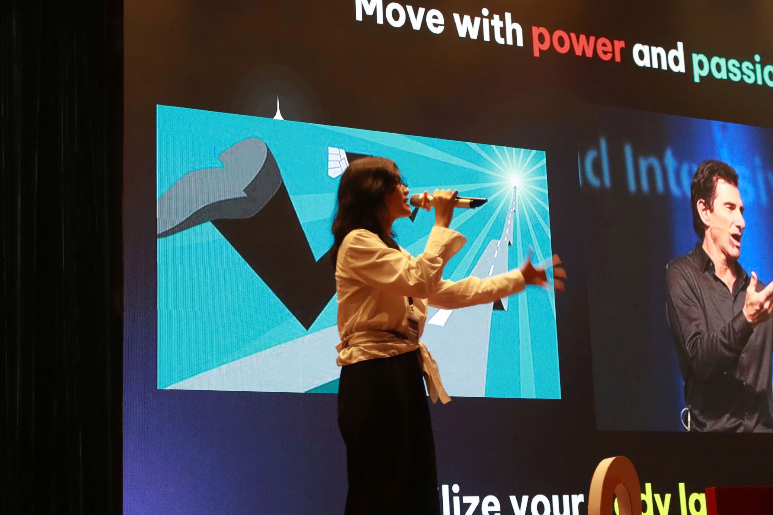 Mai Anh chia sẻ góc nhìn về truyền thông trên sân khấu TEDxYouth@PTNK 2024
